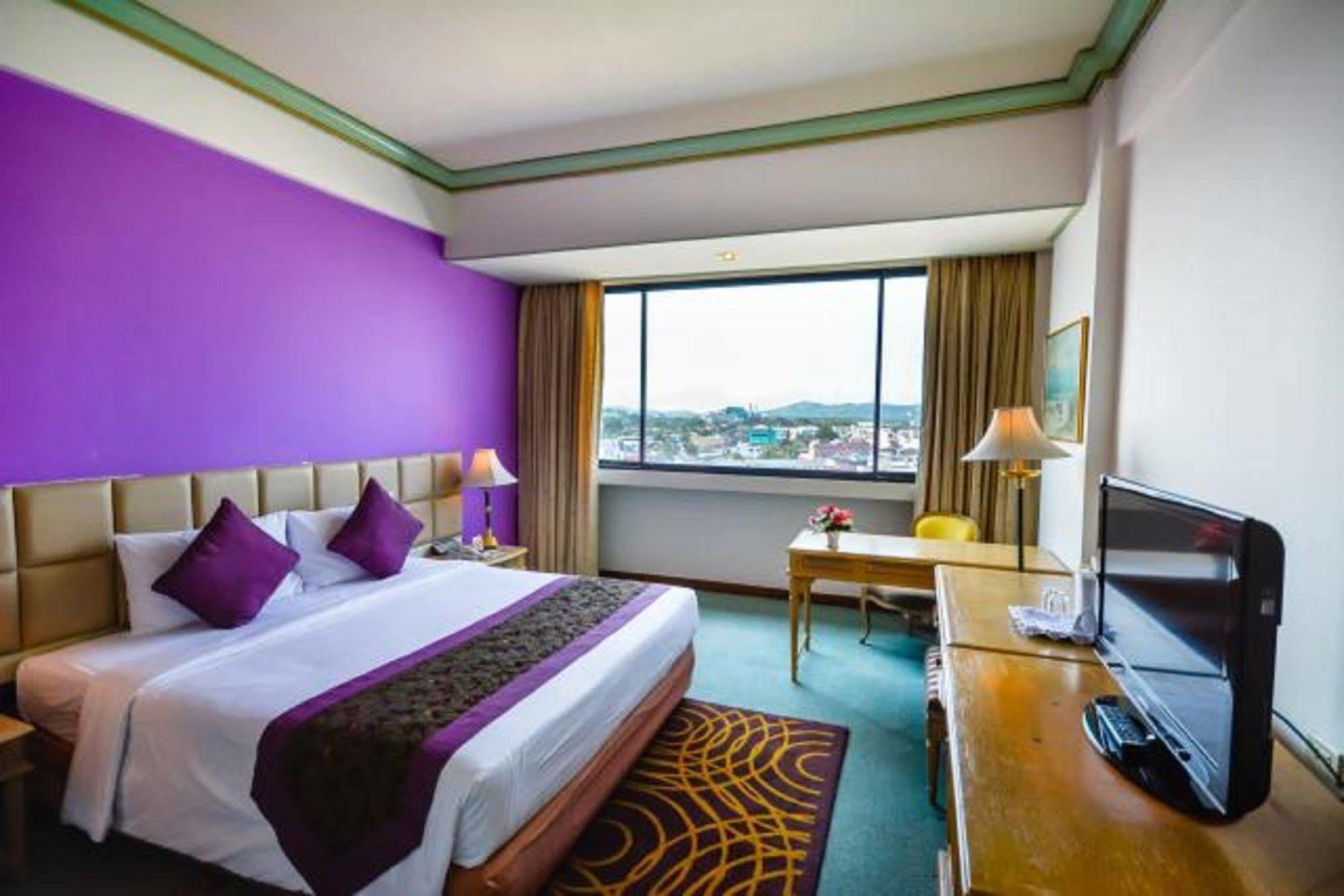 Courtyard By Marriott Town Отель