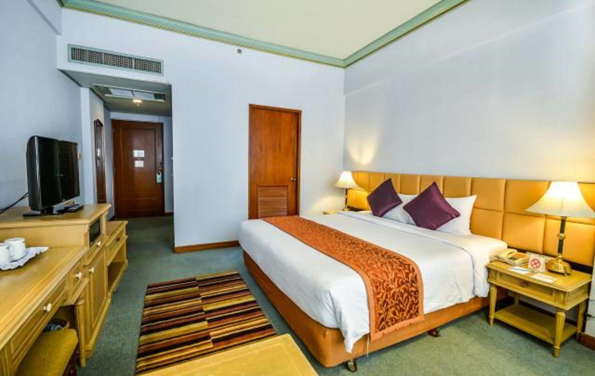 Courtyard By Marriott Town Отель Пхукет