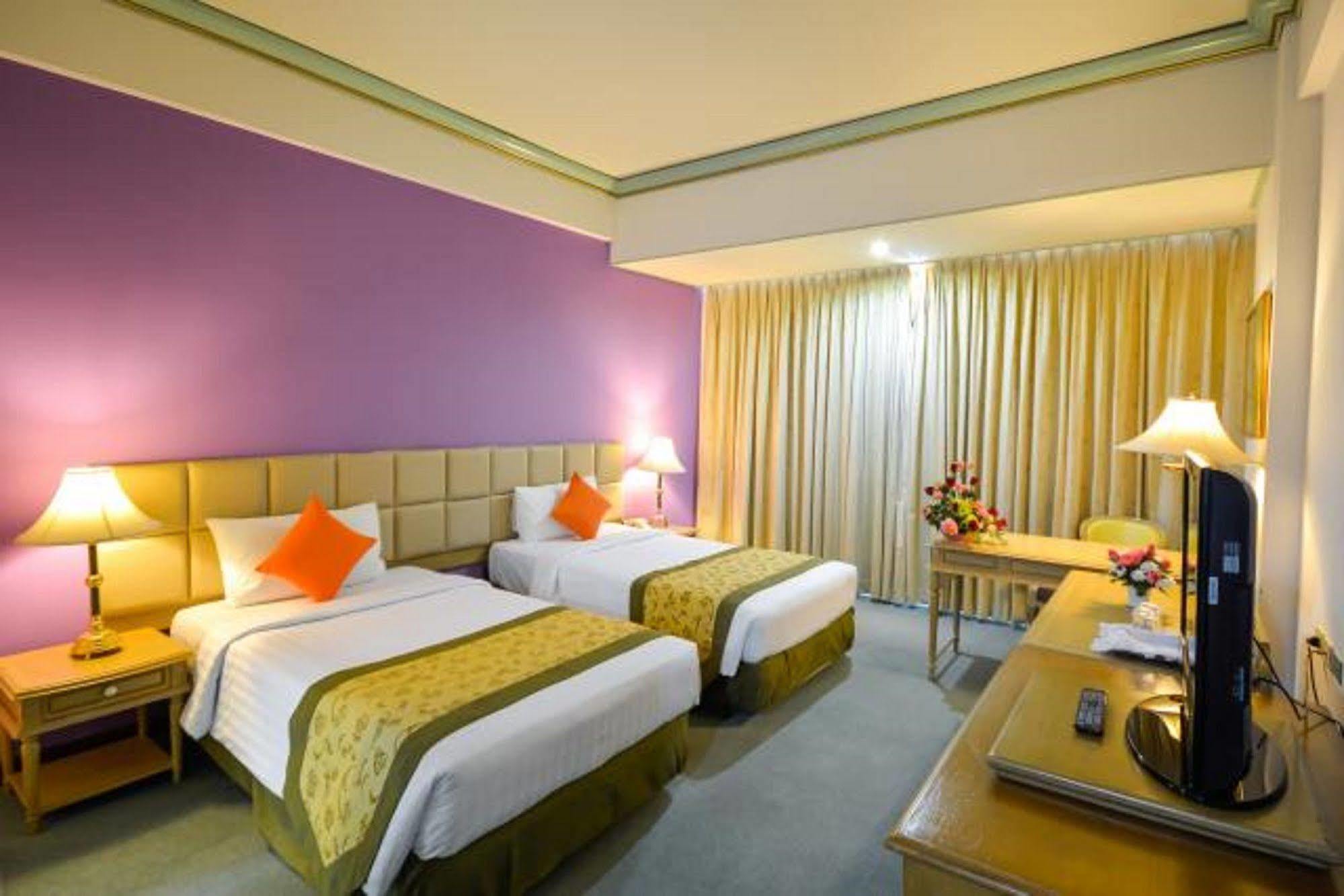 Courtyard By Marriott Town Отель