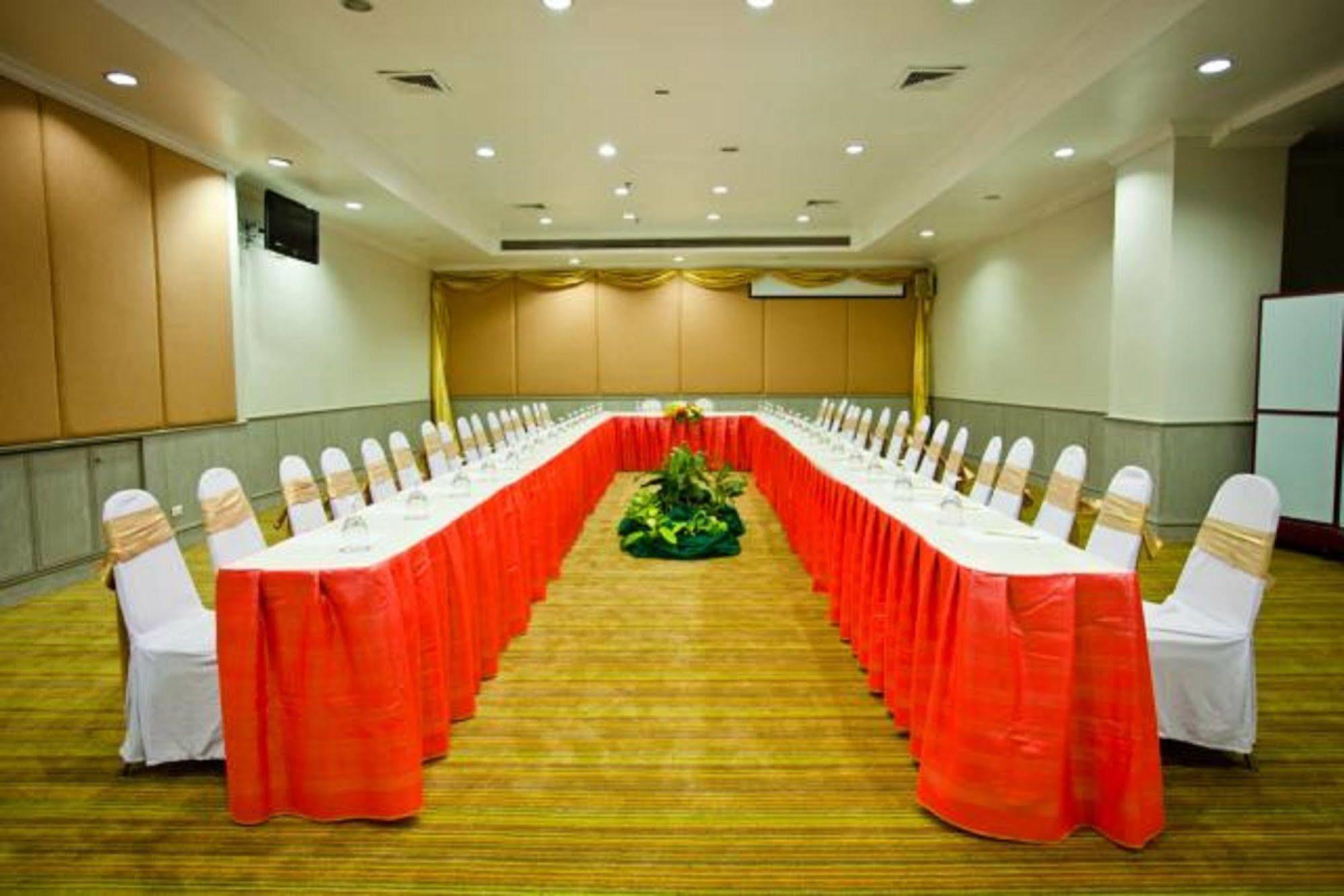 Courtyard By Marriott Town Отель Пхукет